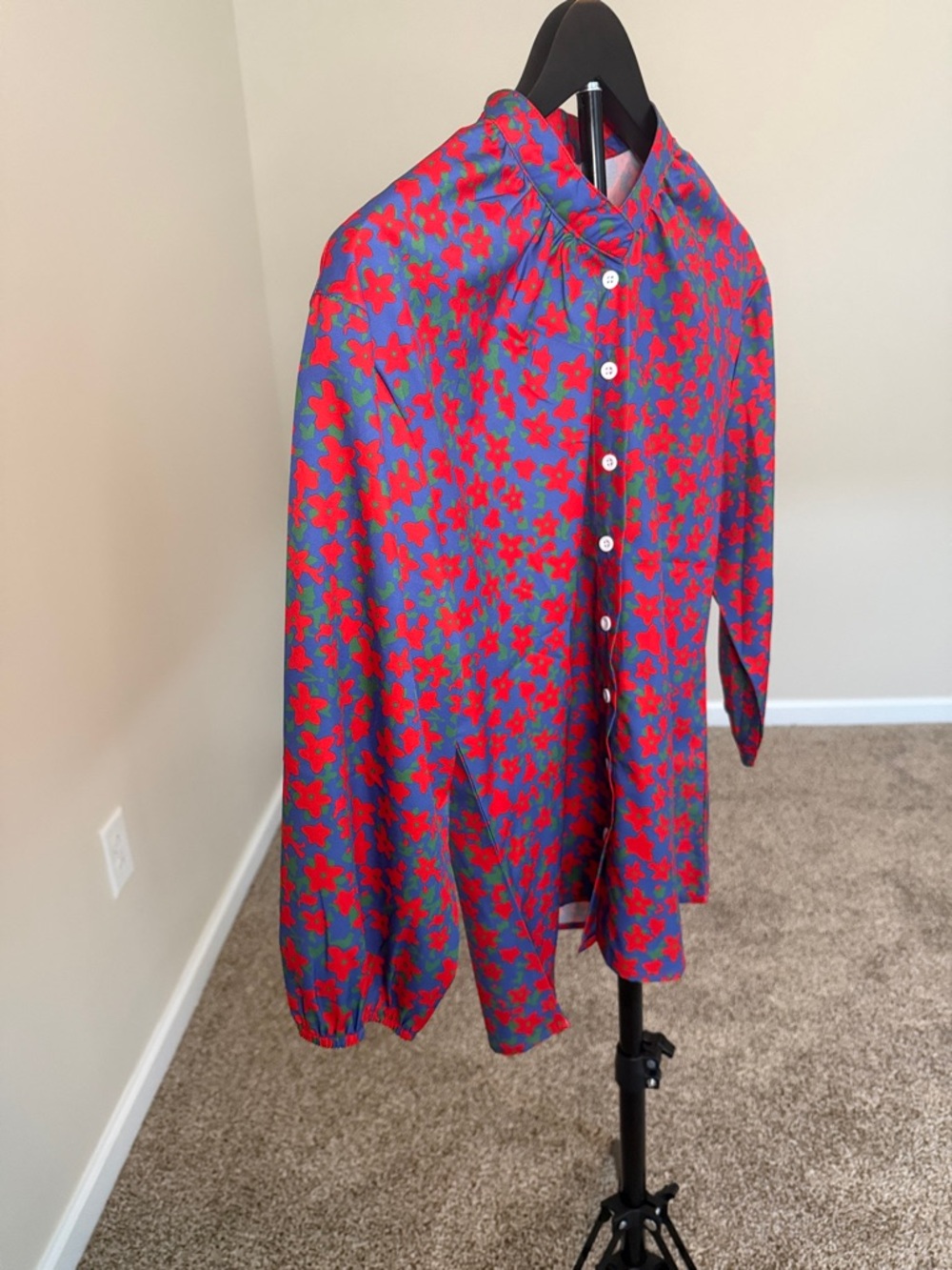 Women’s Floral Button-Up Blouse in Blue & Red florals-M - Picture 3 of 7